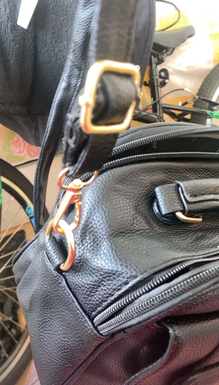 Detalhe da bolsa Amelise preta em avaliação de cliente