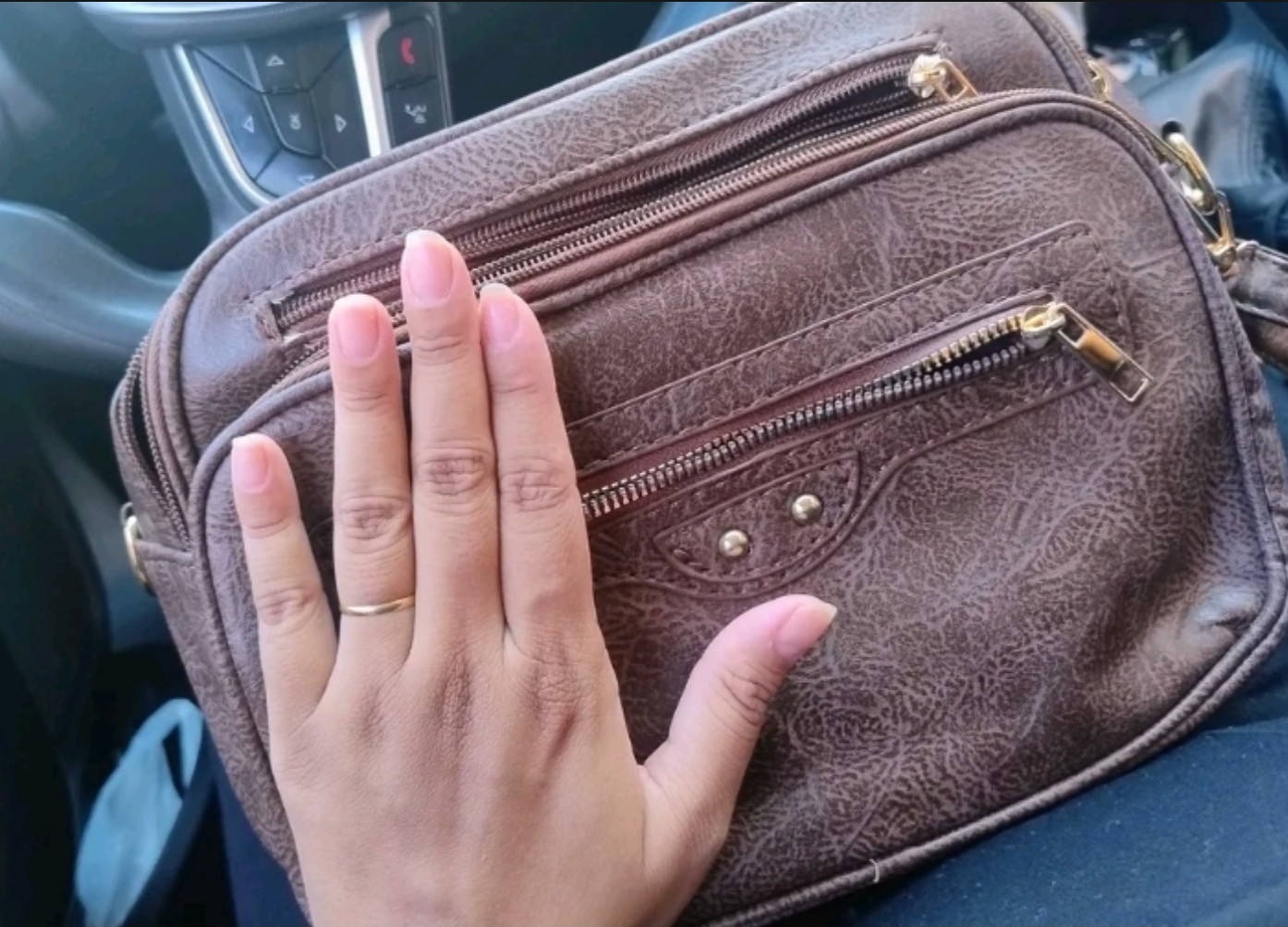 Bolso traseiro com zíper da bolsa Amelise coffee em avaliação